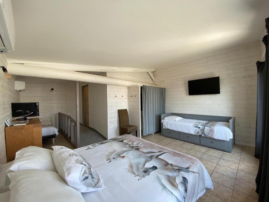 Hotel Mas Des Lys Saintes-Maries-de-la-Mer Exterior photo