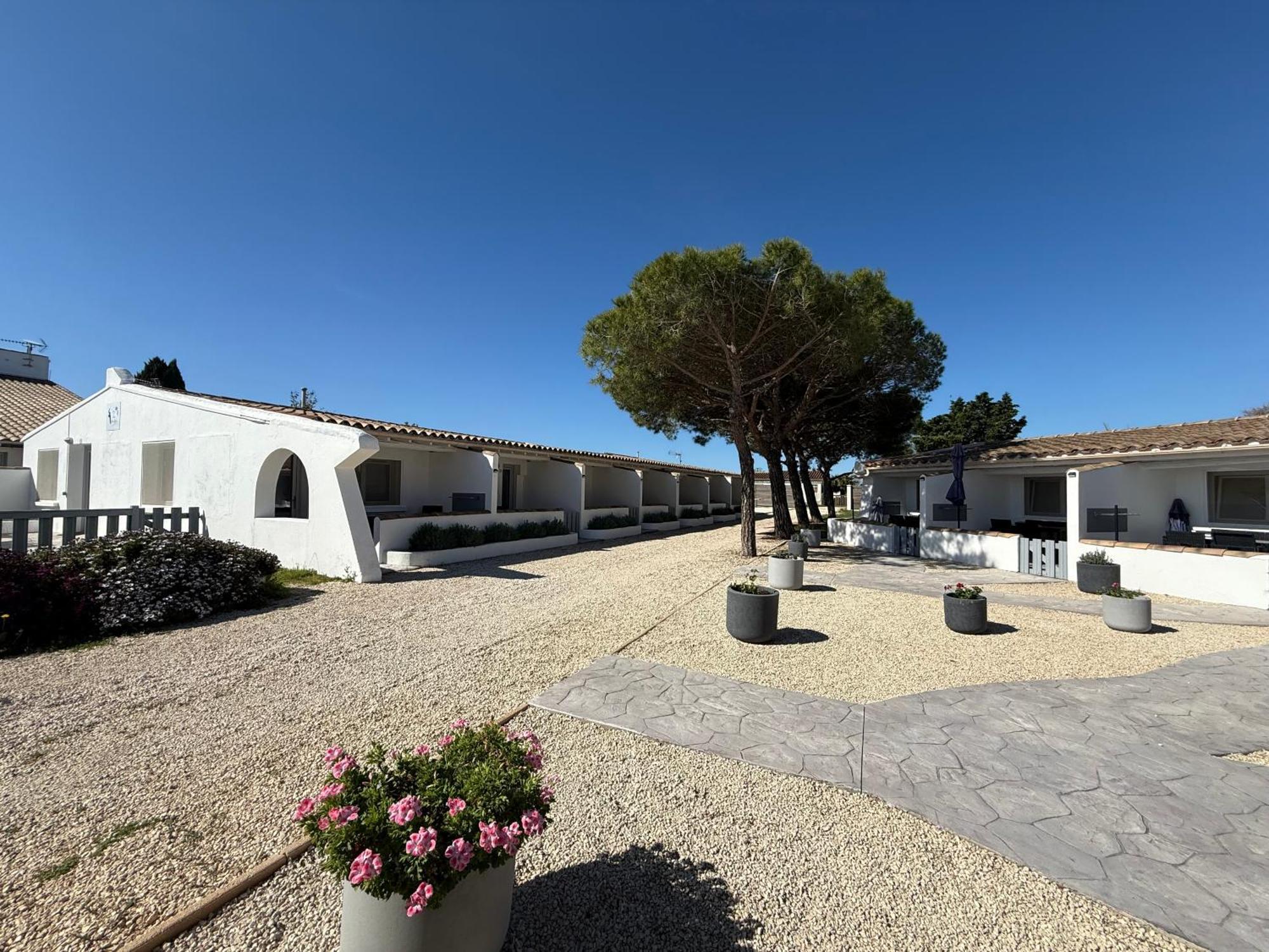 Hotel Mas Des Lys Saintes-Maries-de-la-Mer Exterior photo